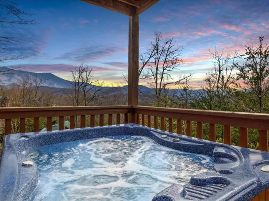 Вилла Breathtaking Views Of The Smokies, 3 Mins To Гатлинбург Экстерьер фото